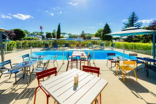 The swimming pool at or close to Ibis Roanne Le Coteau Hotel Restaurant