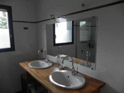 トレブールダンにあるTy Bugale Bihanのバスルーム(シンク2台、大きな鏡付)