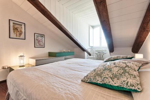 a bedroom with a large bed in a attic at Appartamento Porta Susa 2 in Turin