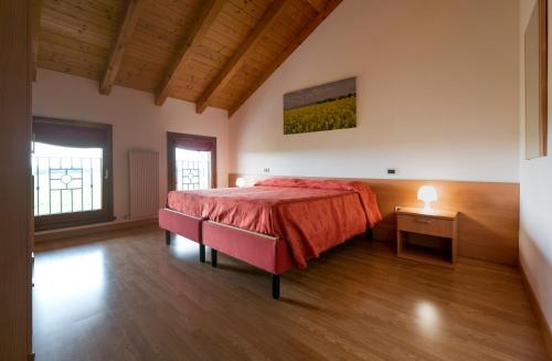 Tempat tidur dalam kamar di Agriturismo Residence Caporale
