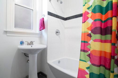 Koupelna v ubytování Wrigley Hostel - Chicago