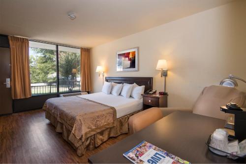 Łóżko lub łóżka w pokoju w obiekcie Markham House Suites Little Rock Medical Center