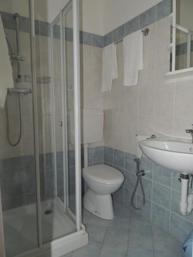 łazienka z toaletą i umywalką w obiekcie Hotel ai Fiori w Grado