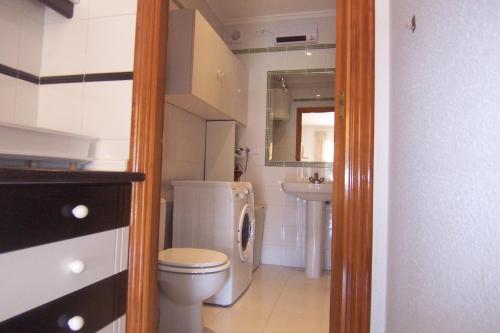 a small bathroom with a toilet and a sink at Appartement Pinogrande in Rojales