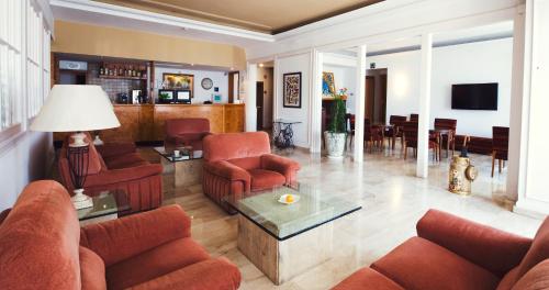 uma sala de estar com sofás e cadeiras e uma mesa em Hotel Miramar Badalona em Badalona