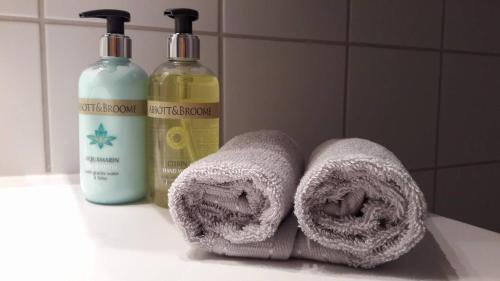 un paio di asciugamani e due bottiglie di sapone di Apartment Enzian a Kaprun