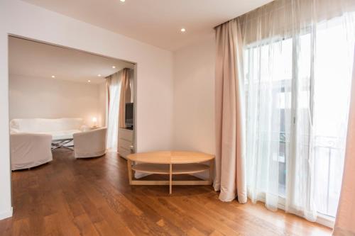 une chambre avec un lit, une table et un miroir dans l'établissement Imperial Apartment by Connexion, à Cannes