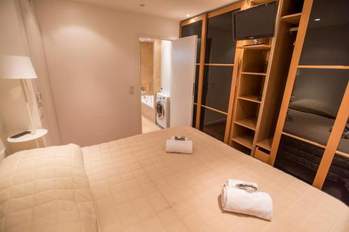 une chambre avec un lit avec deux serviettes dessus dans l'établissement Imperial Apartment by Connexion, à Cannes