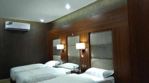 Postel nebo postele na pokoji v ubytování Msharef Almoden Serviced Apartment
