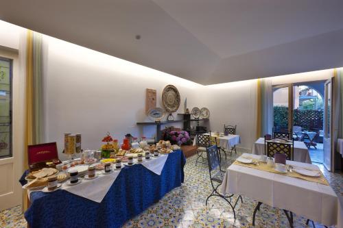 een eetkamer met twee tafels met eten erop bij Villa Pane Resort in Sorrento