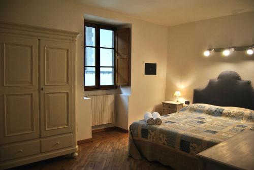 sypialnia z łóżkiem i oknem w obiekcie Appartamento Posta Vecchia w mieście Pistoia