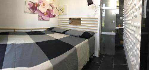 a bedroom with a black and white bed in a room at B&B Villa degli Angeli in Bernalda