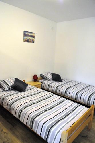 two twin beds in a room with at Rooms LU&LA in Velika Gorica