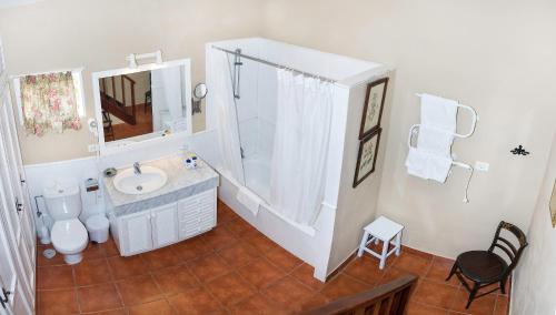 A bathroom at Malpais Trece