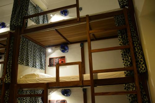 Litera o literas en una habitación de Jaipur Jantar Hostel