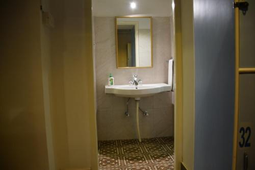 Un baño de Jaipur Jantar Hostel
