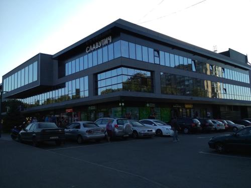ドニプロにあるApartment on Oleksandra Polia Avenueの駐車場車を停めた大きな建物