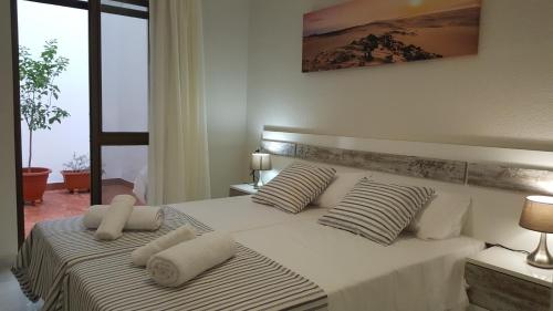 コルドバにあるApartamento entre Patios Valladaresのベッドルーム1室(白いシーツと枕のベッド1台付)