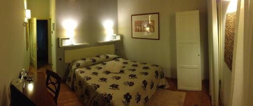 
a bedroom with a bed and a lamp at La Dogana in Portogruaro
