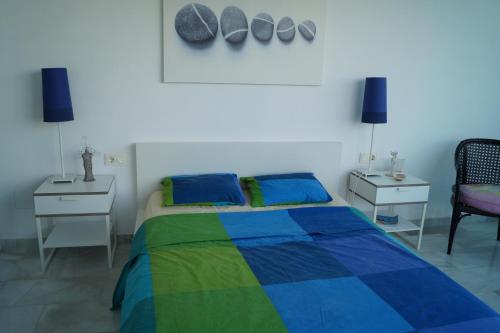 Säng eller sängar i ett rum på Costabella Penthouse