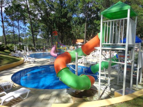 a water slide in a pool at a park at Green Park Departamentos Exclusivos in Punta del Este