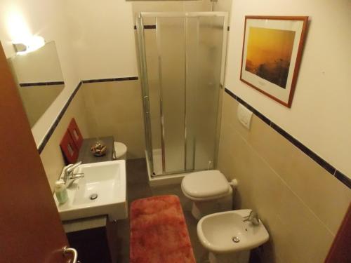 ラ・スペツィアにあるMiki Houseのバスルーム(洗面台、トイレ、シャワー付)