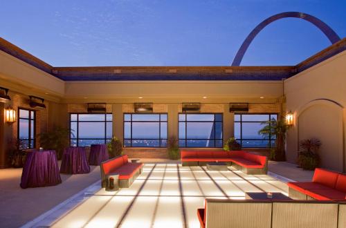 a large lobby with red couches and a gateway arch at Hyatt Regency Saint Louis at The Arch in Saint Louis