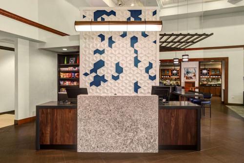 una hall di un negozio con bancone e sedie di Hyatt Place Pittsburgh Airport - Robinson Mall a Robinson Township