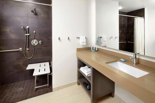 莱克伍德Hyatt House Denver Lakewood Belmar的带水槽和淋浴的浴室