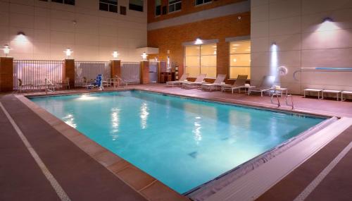鹽湖城的住宿－鹽湖城中心凱悅酒店，在酒店房间的一个大型游泳池
