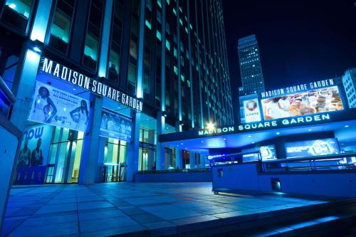 an empty city street at night with at Hyatt House New York/Chelsea in New York