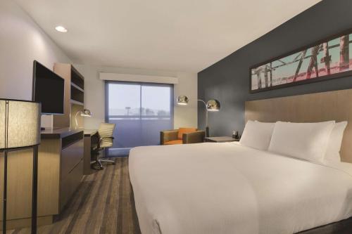 una camera d'albergo con letto e scrivania di Hyatt House Cypress / Anaheim a Cypress