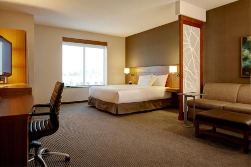 Großes Hotelzimmer mit einem Bett und einem Fenster in der Unterkunft Hyatt Place Atlanta Downtown in Atlanta