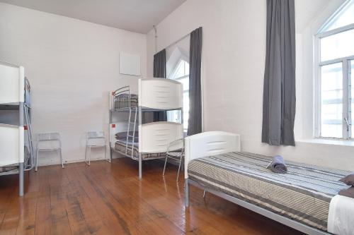 Ένα ή περισσότερα κρεβάτια σε δωμάτιο στο Jailhouse Accommodation
