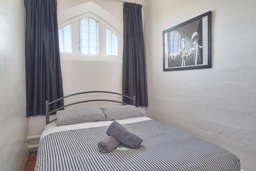 Ένα ή περισσότερα κρεβάτια σε δωμάτιο στο Jailhouse Accommodation