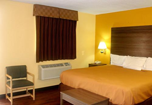 Postel nebo postele na pokoji v ubytování Village Inn Cotulla