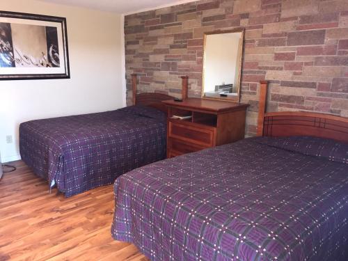 Säng eller sängar i ett rum på Flamingo Motel Marshalltown