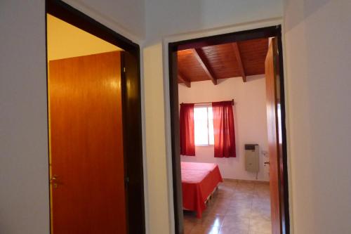 Zimmer mit einem Schlafzimmer mit einem Bett und einem Spiegel in der Unterkunft Departamento Centrico Laprida in Cordoba