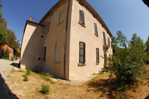un edificio antiguo con ventanas laterales en Podere Pradarolo, en Varano de' Melegari