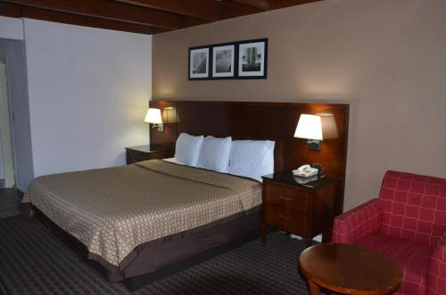 Säng eller sängar i ett rum på Americas Best Value Inn Augusta Downtown