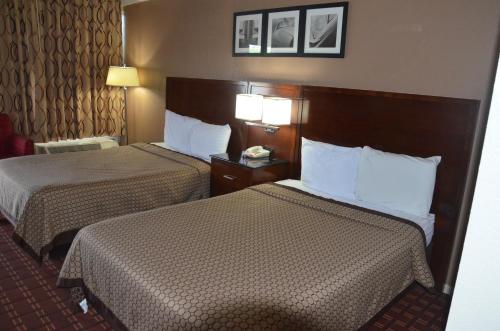 Ένα ή περισσότερα κρεβάτια σε δωμάτιο στο Americas Best Value Inn Augusta Historic Downtown