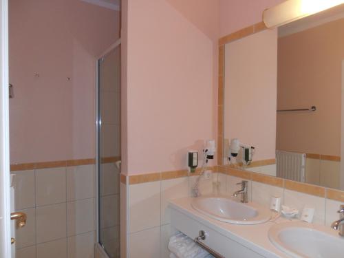 La salle de bains est pourvue de 2 lavabos et d'une douche. dans l'établissement Sundance Mountain Resort, à Turracher Höhe