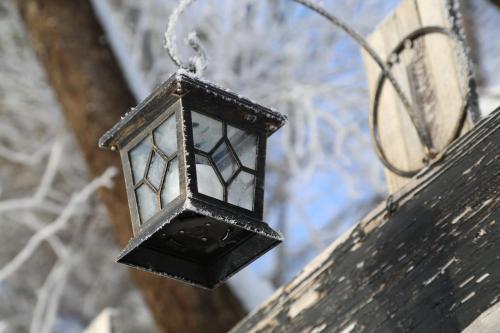 a black lantern hanging off of a bench at ARtINn 極寒藝術伝染装置 in Teshikaga