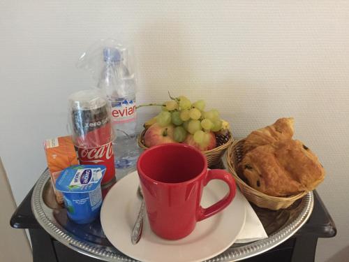 ルヴァロワ・ペレにあるホテル シュヴァリエのトレイ(コーヒーと食品付)