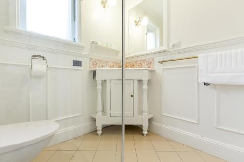 łazienka z wanną, umywalką i toaletą w obiekcie The Graces Beechworth w mieście Beechworth