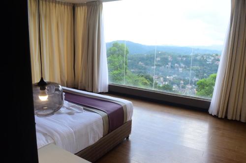 Postel nebo postele na pokoji v ubytování W Residence Kandy