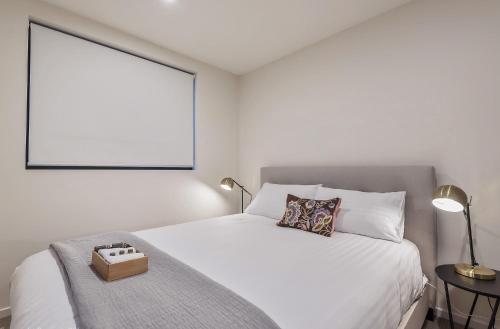 Una cama o camas en una habitación de 110 Hampden Apartments