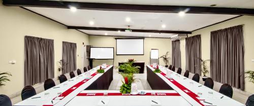 a long table in a large room with chairs and tables at Tanoa Skylodge Hotel in Nadi