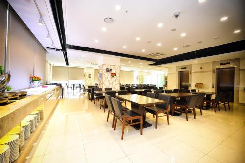 a dining room with tables and chairs in a restaurant at The Recenz Dongdaemun Hotel in Seoul
