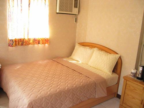北竿鄉的住宿－宏瑞民宿，一间小卧室,配有一张带窗户的床